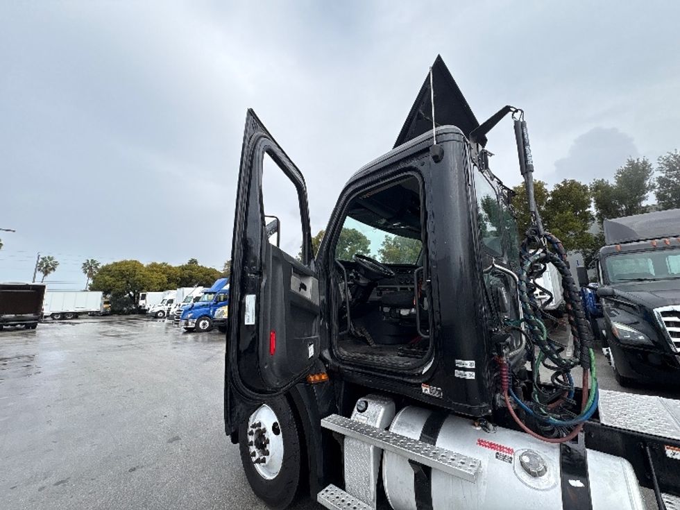 Day Cab Tractor-Heavy Duty Tractors-Freightliner-2019-T12642ST-Medley-FL-235,152\n\t\tmiles-$ 42,500 - Image 9