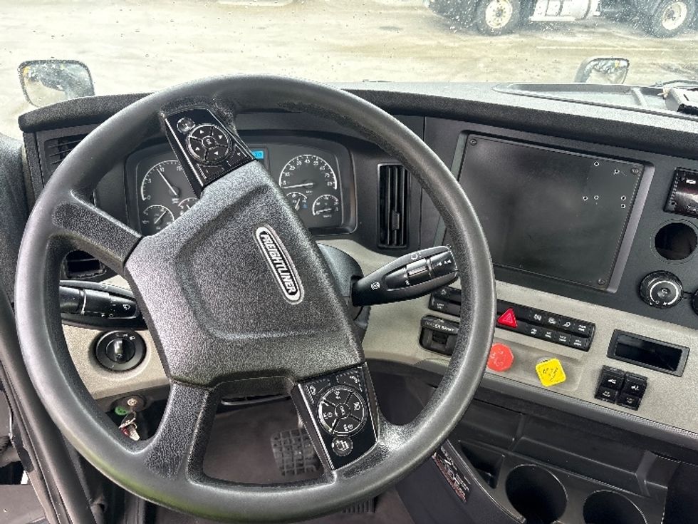 Day Cab Tractor-Heavy Duty Tractors-Freightliner-2019-T12642ST-Medley-FL-244,501\n\t\tmiles-$ 44,500 - Image 11
