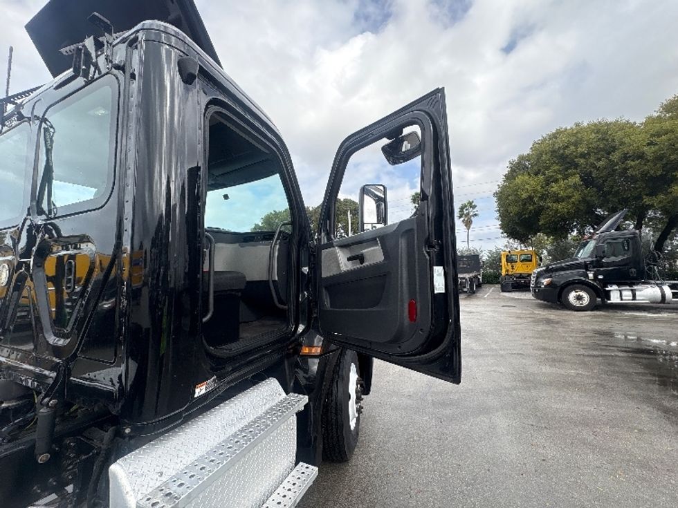Day Cab Tractor-Heavy Duty Tractors-Freightliner-2019-T12642ST-Medley-FL-244,501\n\t\tmiles-$ 44,500 - Image 12