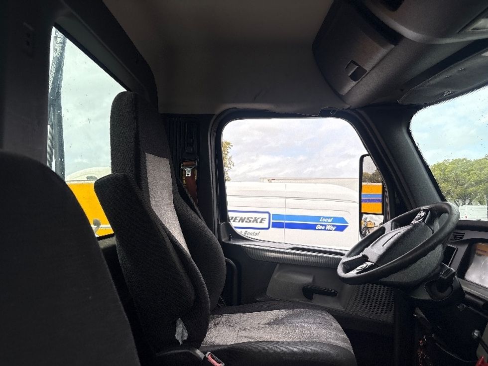 Day Cab Tractor-Heavy Duty Tractors-Freightliner-2019-T12642ST-Medley-FL-244,501\n\t\tmiles-$ 44,500 - Image 14