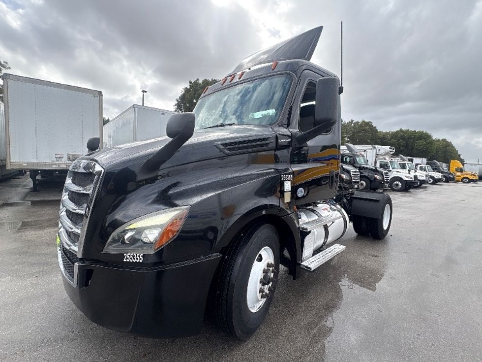 Day Cab Tractor-Heavy Duty Tractors-Freightliner-2019-T12642ST-Medley-FL-244,501\n\t\tmiles-$ 44,500 - Image 3