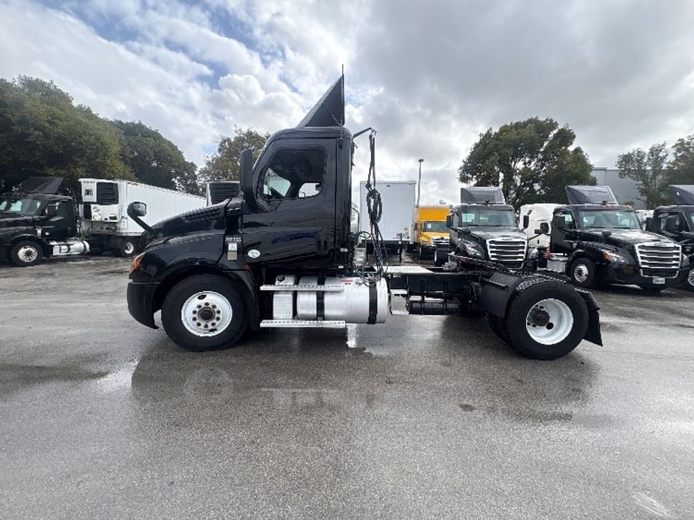 Day Cab Tractor-Heavy Duty Tractors-Freightliner-2019-T12642ST-Medley-FL-244,501\n\t\tmiles-$ 44,500 - Image 4