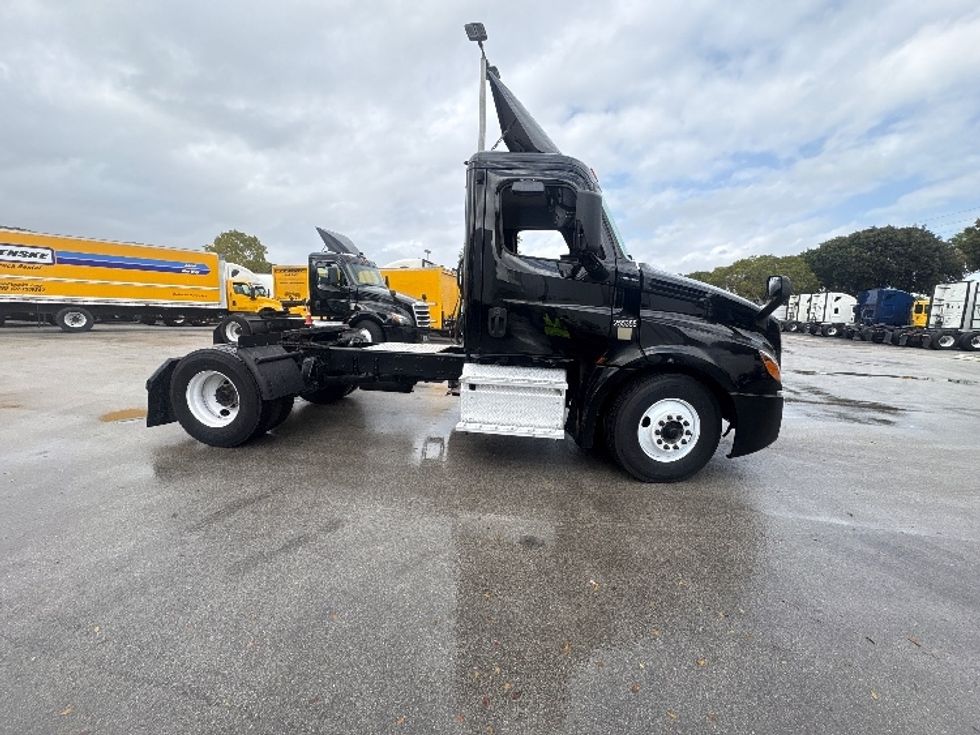 Day Cab Tractor-Heavy Duty Tractors-Freightliner-2019-T12642ST-Medley-FL-244,501\n\t\tmiles-$ 44,500 - Image 8