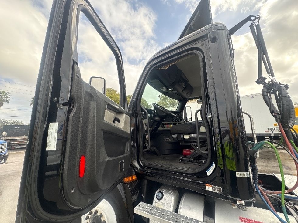 Day Cab Tractor-Heavy Duty Tractors-Freightliner-2019-T12642ST-Medley-FL-244,501\n\t\tmiles-$ 44,500 - Image 9