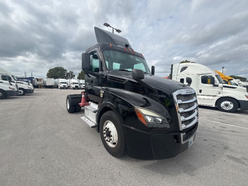Day Cab Tractor-Heavy Duty Tractors-Freightliner-2019-T12642ST-Medley-FL-253,910\n\t\tmiles-$ 44,000 - Image 1