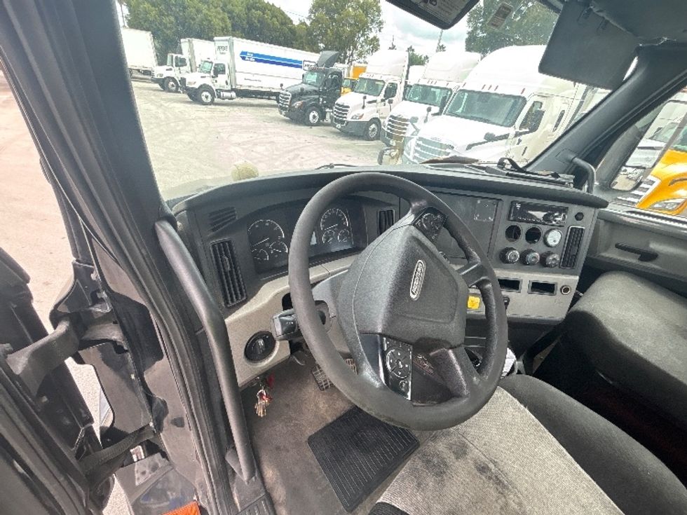 Day Cab Tractor-Heavy Duty Tractors-Freightliner-2019-T12642ST-Medley-FL-253,910\n\t\tmiles-$ 44,000 - Image 10