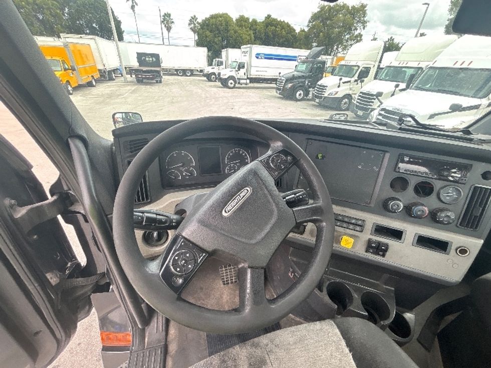 Day Cab Tractor-Heavy Duty Tractors-Freightliner-2019-T12642ST-Medley-FL-253,910\n\t\tmiles-$ 44,000 - Image 11