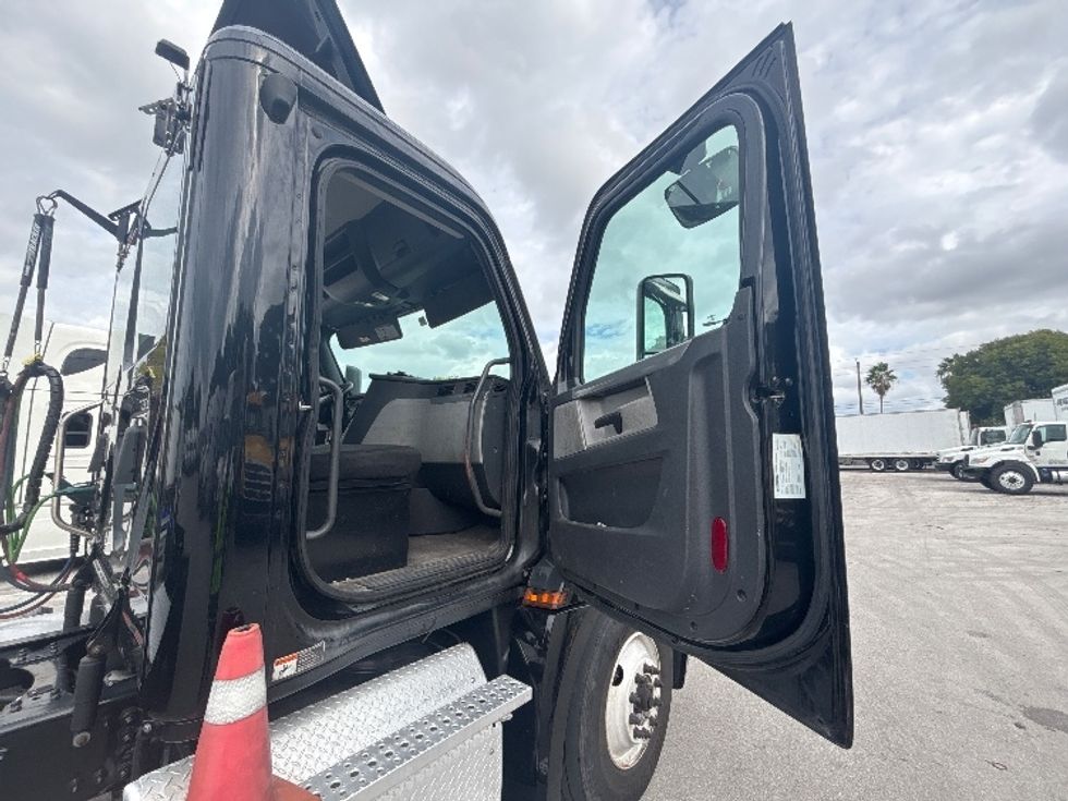 Day Cab Tractor-Heavy Duty Tractors-Freightliner-2019-T12642ST-Medley-FL-253,910\n\t\tmiles-$ 44,000 - Image 12