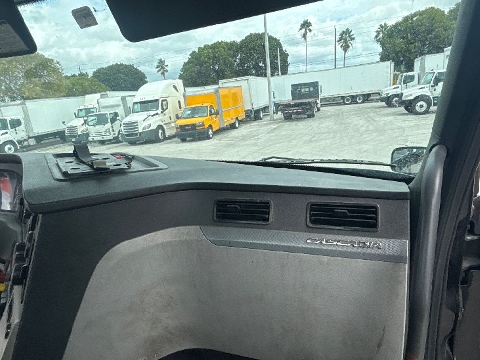Day Cab Tractor-Heavy Duty Tractors-Freightliner-2019-T12642ST-Medley-FL-253,910\n\t\tmiles-$ 44,000 - Image 13