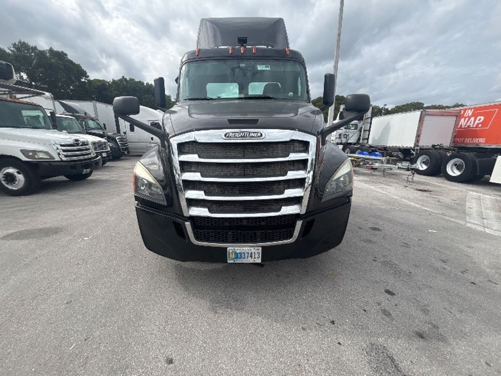 Day Cab Tractor-Heavy Duty Tractors-Freightliner-2019-T12642ST-Medley-FL-253,910\n\t\tmiles-$ 44,000 - Image 2