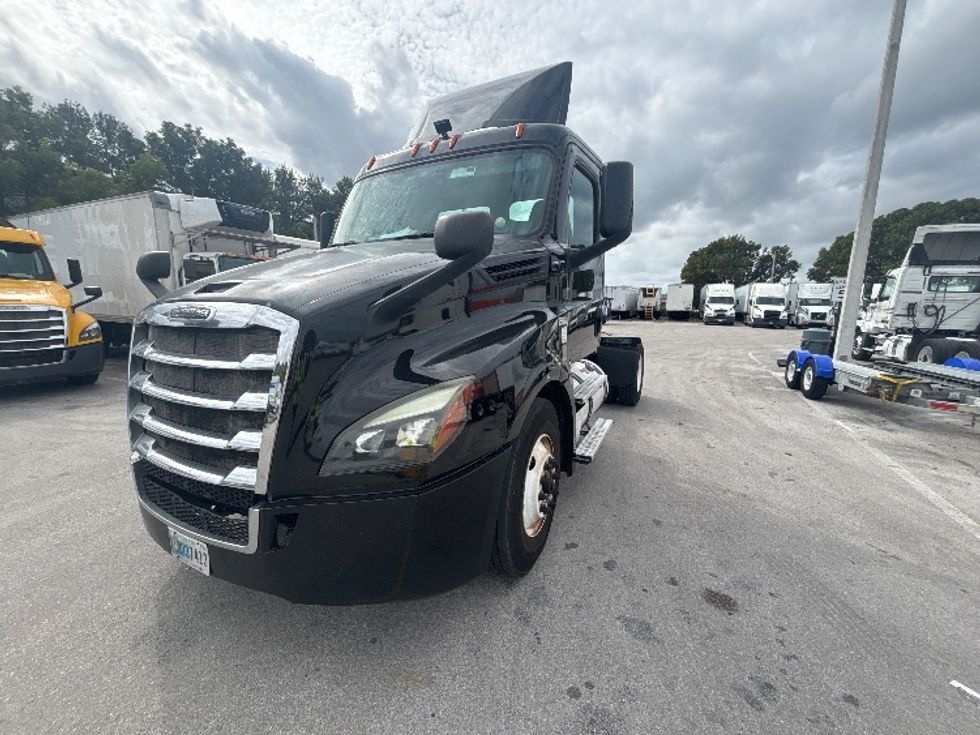 Day Cab Tractor-Heavy Duty Tractors-Freightliner-2019-T12642ST-Medley-FL-253,910\n\t\tmiles-$ 44,000 - Image 3