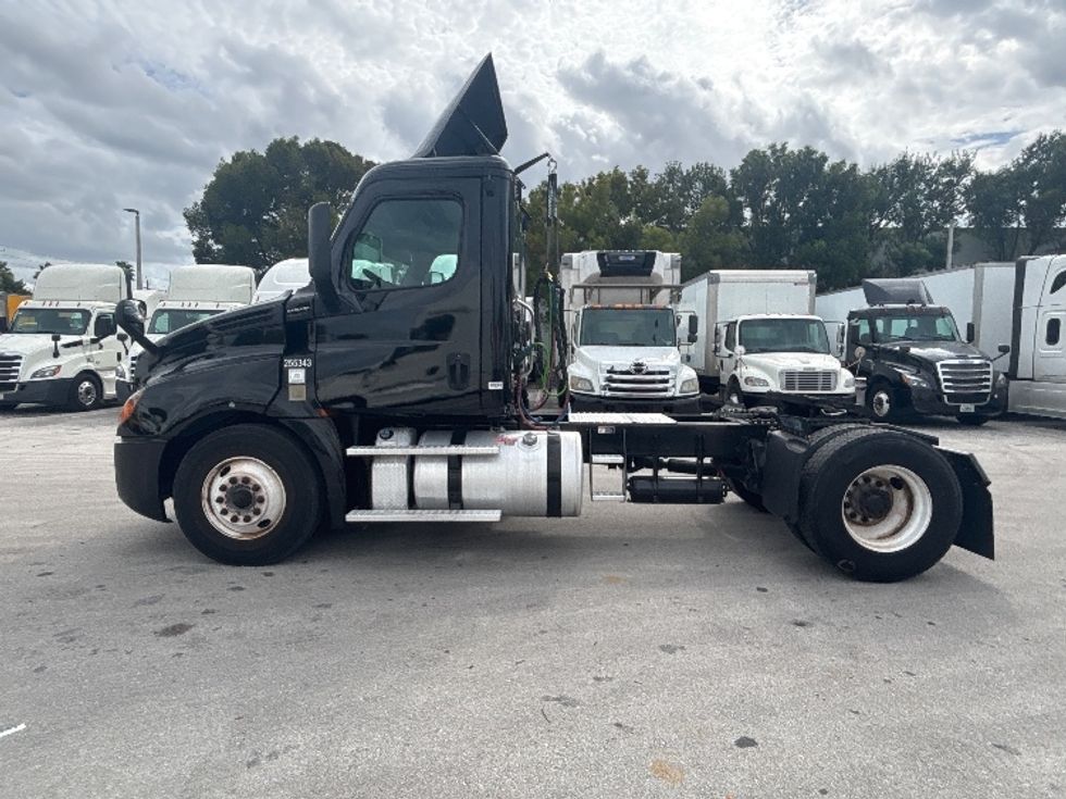 Day Cab Tractor-Heavy Duty Tractors-Freightliner-2019-T12642ST-Medley-FL-253,910\n\t\tmiles-$ 44,000 - Image 4