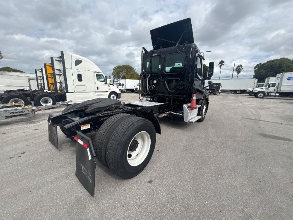 Day Cab Tractor-Heavy Duty Tractors-Freightliner-2019-T12642ST-Medley-FL-253,910\n\t\tmiles-$ 44,000 - Image 7