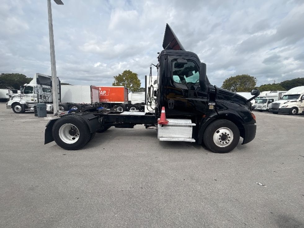 Day Cab Tractor-Heavy Duty Tractors-Freightliner-2019-T12642ST-Medley-FL-253,910\n\t\tmiles-$ 44,000 - Image 8