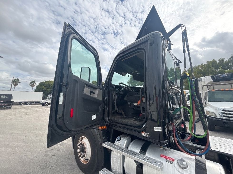 Day Cab Tractor-Heavy Duty Tractors-Freightliner-2019-T12642ST-Medley-FL-253,910\n\t\tmiles-$ 44,000 - Image 9