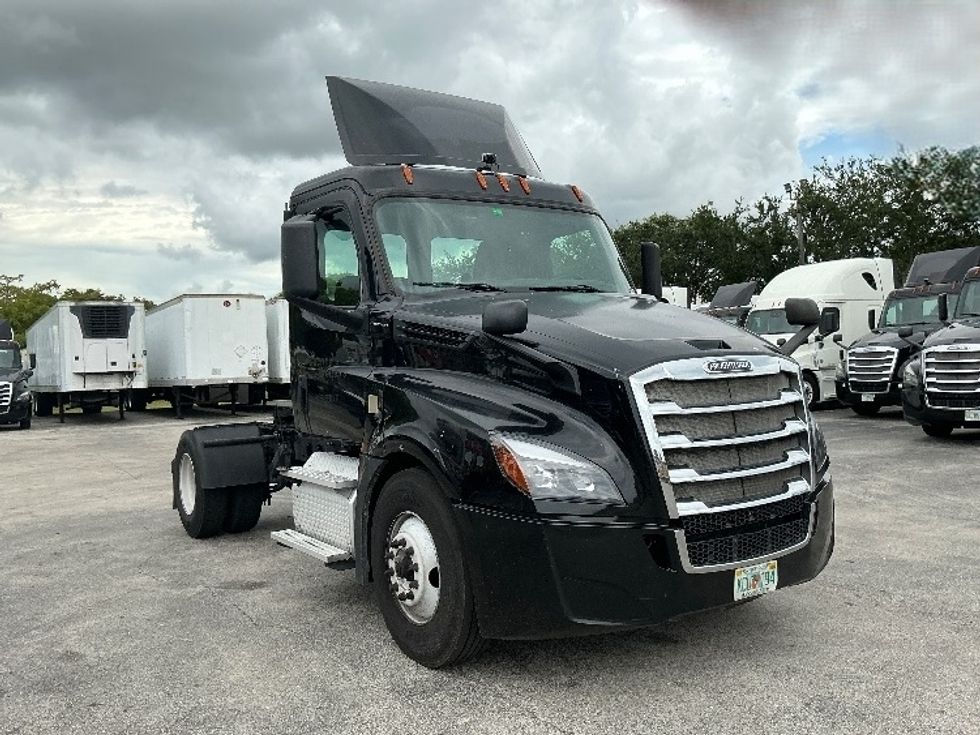 Day Cab Tractor-Heavy Duty Tractors-Freightliner-2019-T12642ST-Medley-FL-256,351\n\t\tmiles-$ 34,500 - Image 1