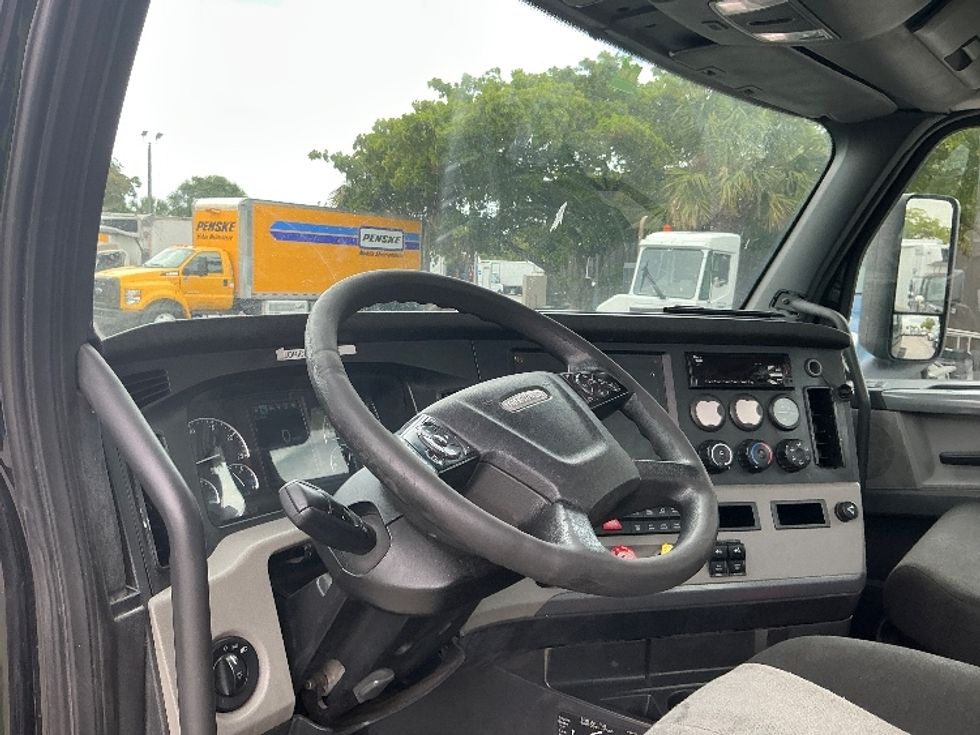 Day Cab Tractor-Heavy Duty Tractors-Freightliner-2019-T12642ST-Medley-FL-256,351\n\t\tmiles-$ 34,500 - Image 10
