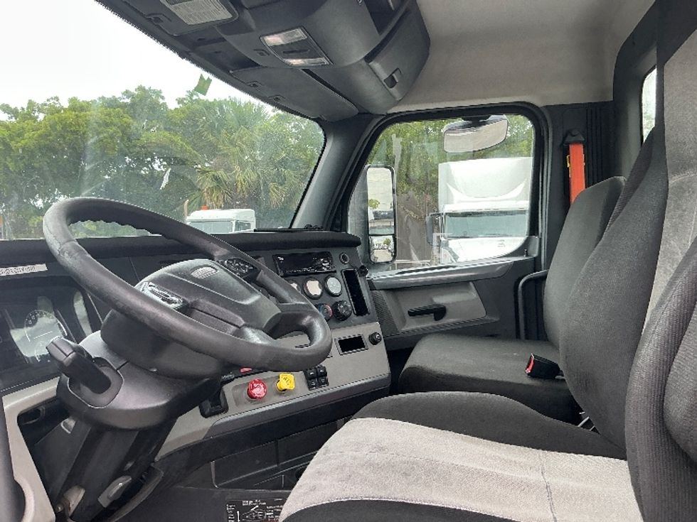 Day Cab Tractor-Heavy Duty Tractors-Freightliner-2019-T12642ST-Medley-FL-256,351\n\t\tmiles-$ 34,500 - Image 11