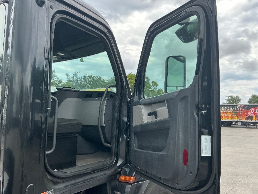 Day Cab Tractor-Heavy Duty Tractors-Freightliner-2019-T12642ST-Medley-FL-256,351\n\t\tmiles-$ 34,500 - Image 12
