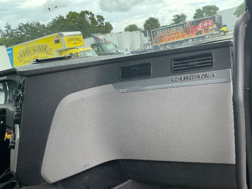 Day Cab Tractor-Heavy Duty Tractors-Freightliner-2019-T12642ST-Medley-FL-256,351\n\t\tmiles-$ 34,500 - Image 13