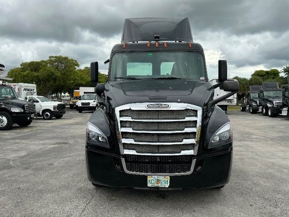 Day Cab Tractor-Heavy Duty Tractors-Freightliner-2019-T12642ST-Medley-FL-256,351\n\t\tmiles-$ 34,500 - Image 2