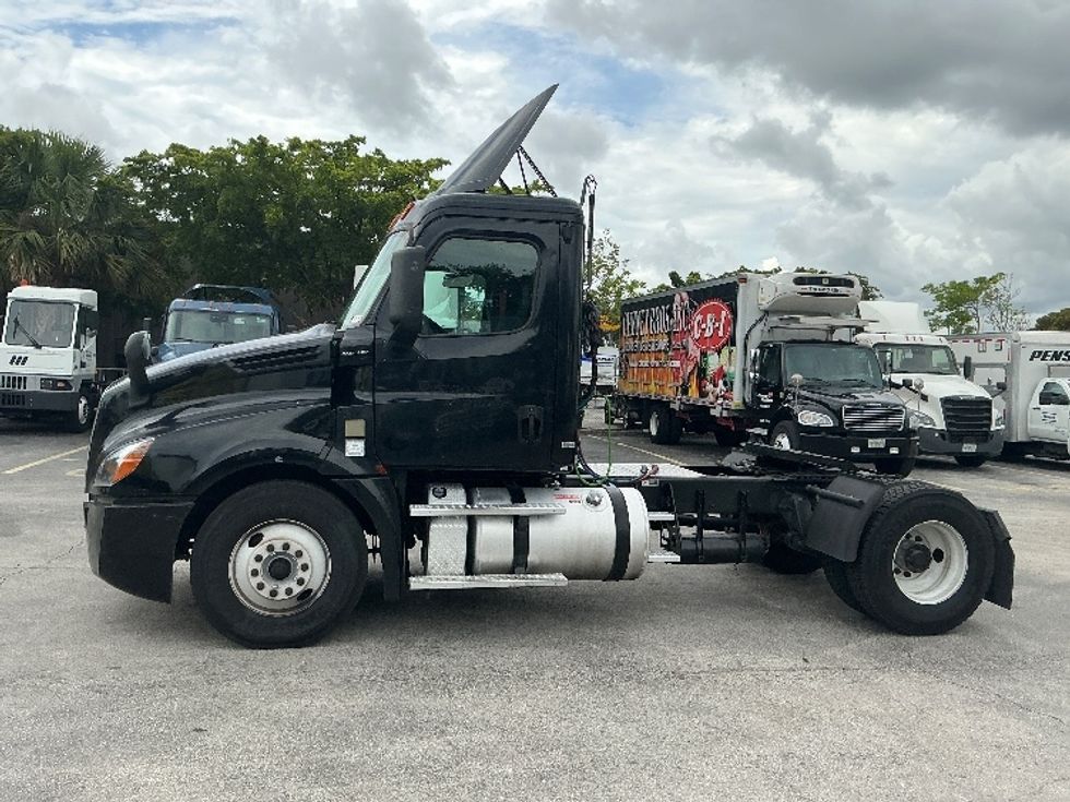 Day Cab Tractor-Heavy Duty Tractors-Freightliner-2019-T12642ST-Medley-FL-256,351\n\t\tmiles-$ 34,500 - Image 4