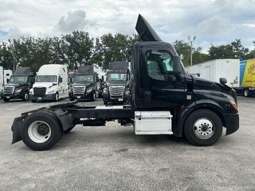 Day Cab Tractor-Heavy Duty Tractors-Freightliner-2019-T12642ST-Medley-FL-256,351\n\t\tmiles-$ 34,500 - Image 8