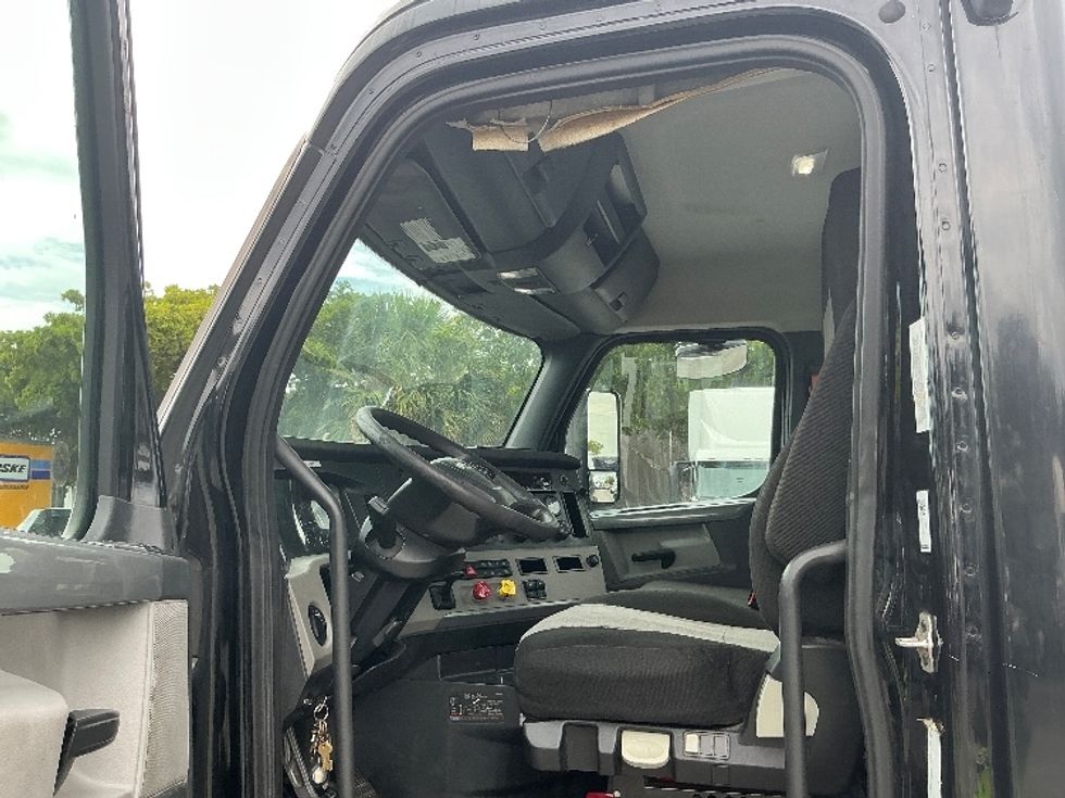 Day Cab Tractor-Heavy Duty Tractors-Freightliner-2019-T12642ST-Medley-FL-256,351\n\t\tmiles-$ 34,500 - Image 9
