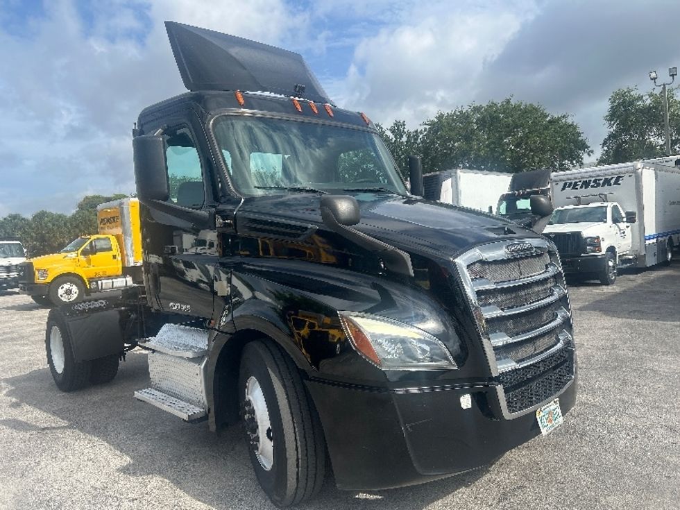 Day Cab Tractor-Heavy Duty Tractors-Freightliner-2019-T12642ST-Medley-FL-258,673\n\t\tmiles-$ 38,000 - Image 1