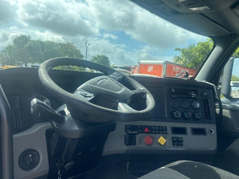 Day Cab Tractor-Heavy Duty Tractors-Freightliner-2019-T12642ST-Medley-FL-258,673\n\t\tmiles-$ 38,000 - Image 11