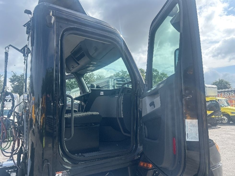 Day Cab Tractor-Heavy Duty Tractors-Freightliner-2019-T12642ST-Medley-FL-258,673\n\t\tmiles-$ 38,000 - Image 12