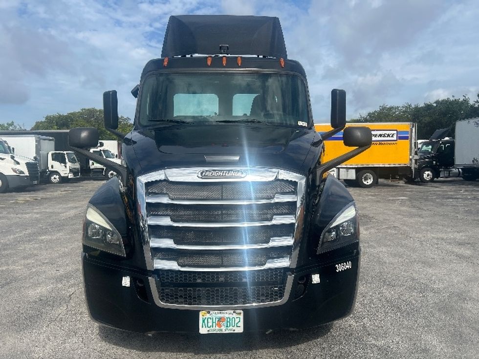 Day Cab Tractor-Heavy Duty Tractors-Freightliner-2019-T12642ST-Medley-FL-258,673\n\t\tmiles-$ 38,000 - Image 2