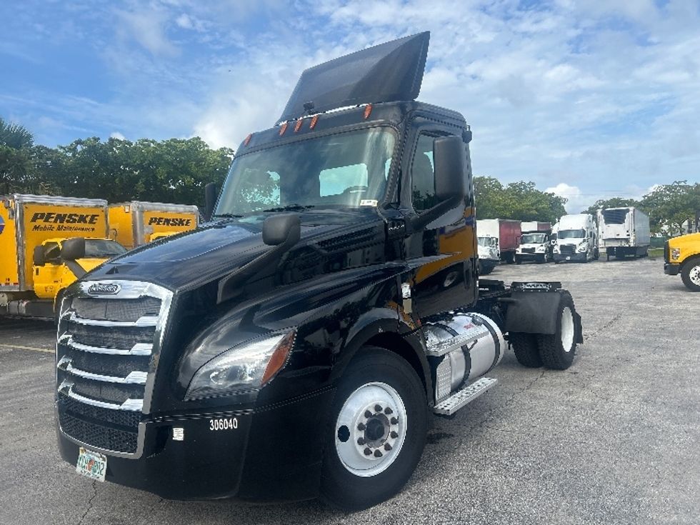 Day Cab Tractor-Heavy Duty Tractors-Freightliner-2019-T12642ST-Medley-FL-258,673\n\t\tmiles-$ 38,000 - Image 3