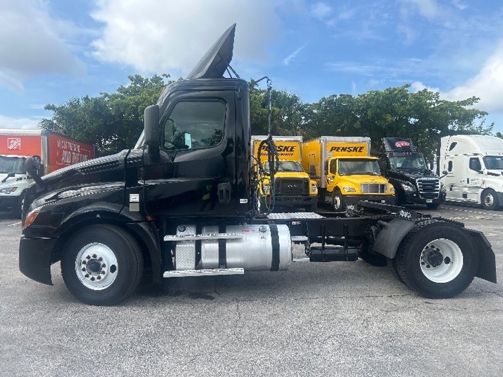 Day Cab Tractor-Heavy Duty Tractors-Freightliner-2019-T12642ST-Medley-FL-258,673\n\t\tmiles-$ 38,000 - Image 4