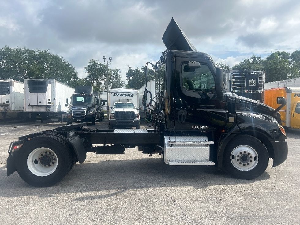 Day Cab Tractor-Heavy Duty Tractors-Freightliner-2019-T12642ST-Medley-FL-258,673\n\t\tmiles-$ 38,000 - Image 8