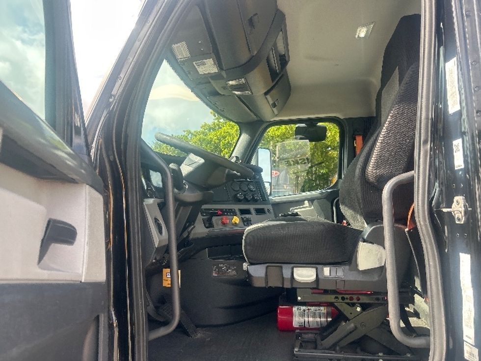 Day Cab Tractor-Heavy Duty Tractors-Freightliner-2019-T12642ST-Medley-FL-258,673\n\t\tmiles-$ 38,000 - Image 9