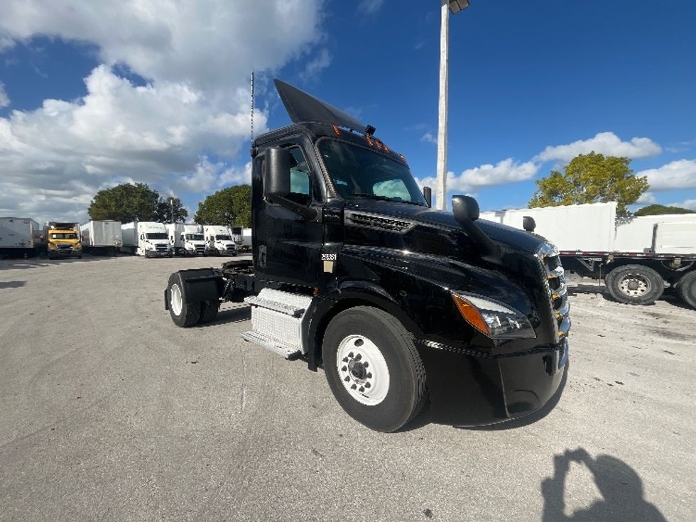 Day Cab Tractor-Heavy Duty Tractors-Freightliner-2019-T12642ST-Medley-FL-265,583\n\t\tmiles-$ 43,250 - Image 1