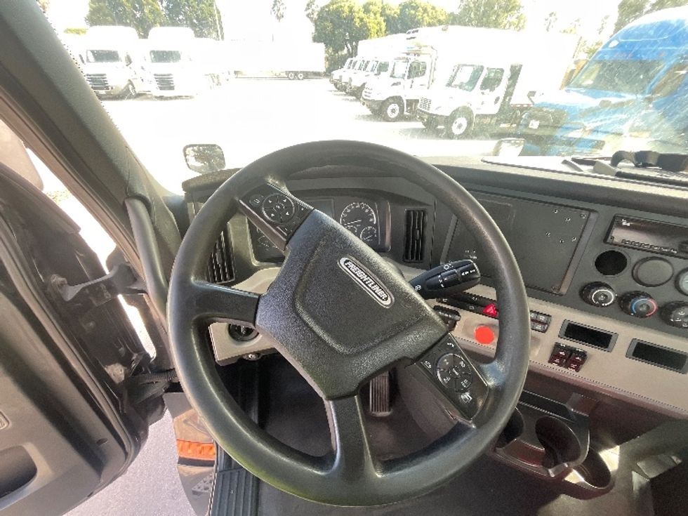 Day Cab Tractor-Heavy Duty Tractors-Freightliner-2019-T12642ST-Medley-FL-265,583\n\t\tmiles-$ 43,250 - Image 11