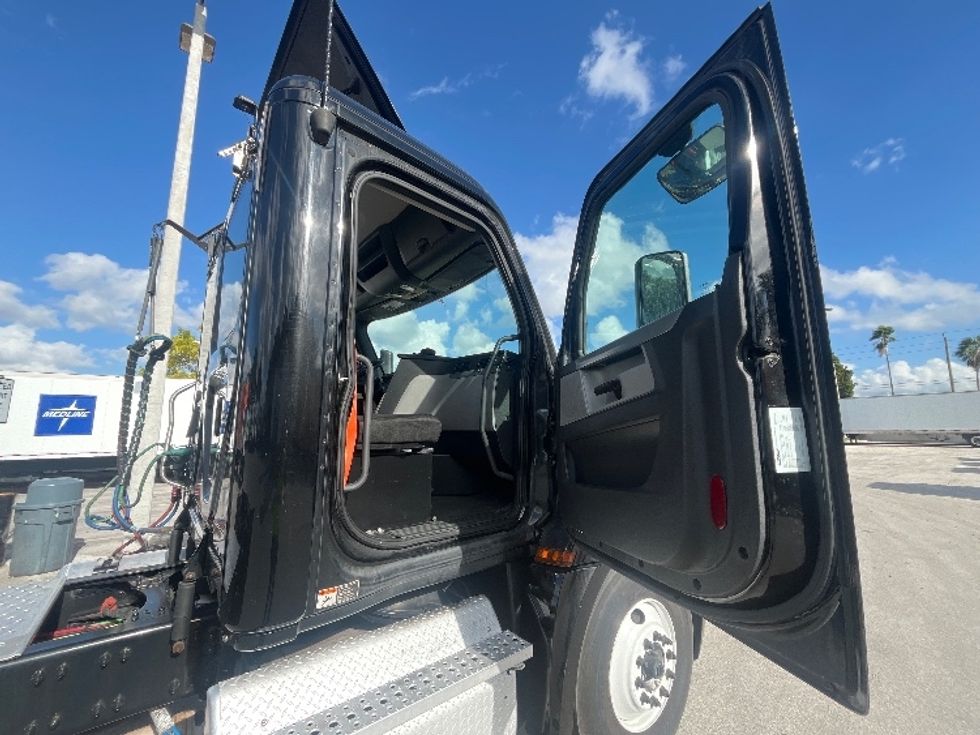 Day Cab Tractor-Heavy Duty Tractors-Freightliner-2019-T12642ST-Medley-FL-265,583\n\t\tmiles-$ 43,250 - Image 12