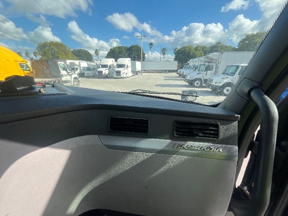 Day Cab Tractor-Heavy Duty Tractors-Freightliner-2019-T12642ST-Medley-FL-265,583\n\t\tmiles-$ 43,250 - Image 13