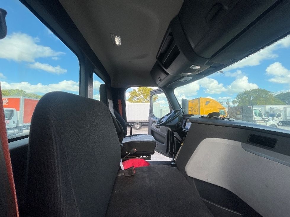 Day Cab Tractor-Heavy Duty Tractors-Freightliner-2019-T12642ST-Medley-FL-265,583\n\t\tmiles-$ 43,250 - Image 14