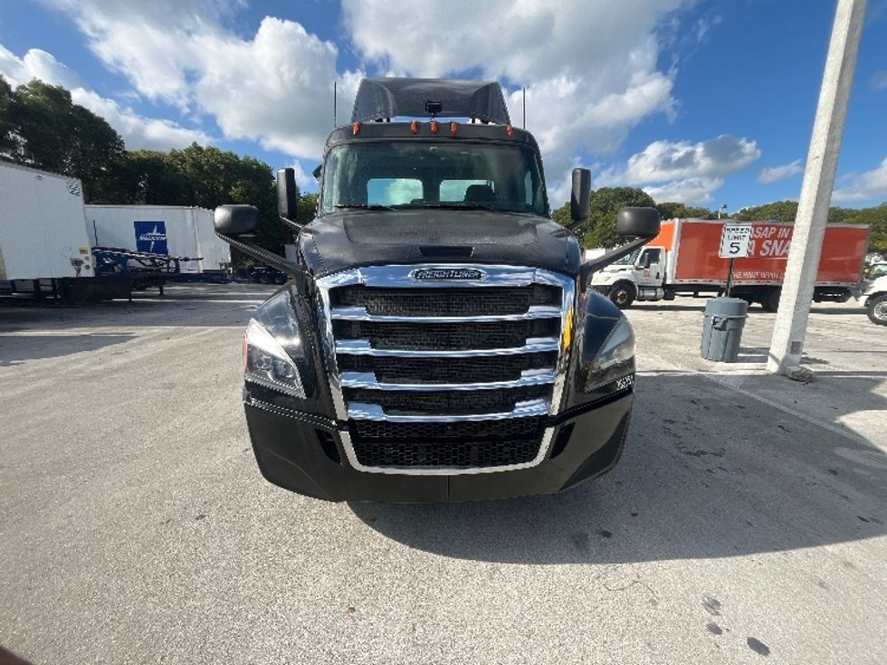 2019 Freightliner Cascadia 126" Day cab photo 2