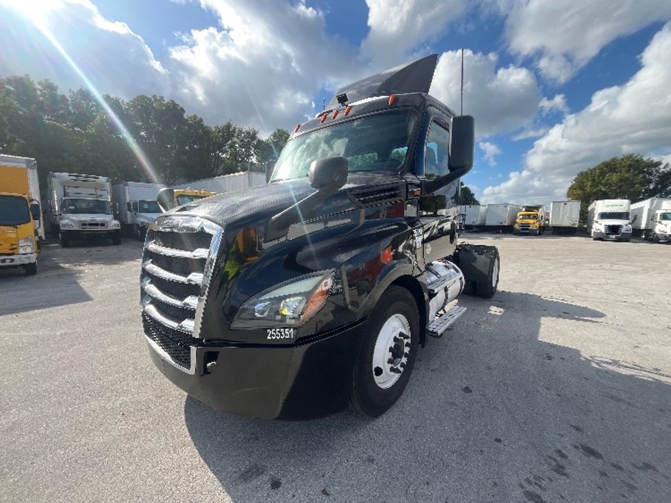 2019 Freightliner Cascadia 126" Day cab photo 3