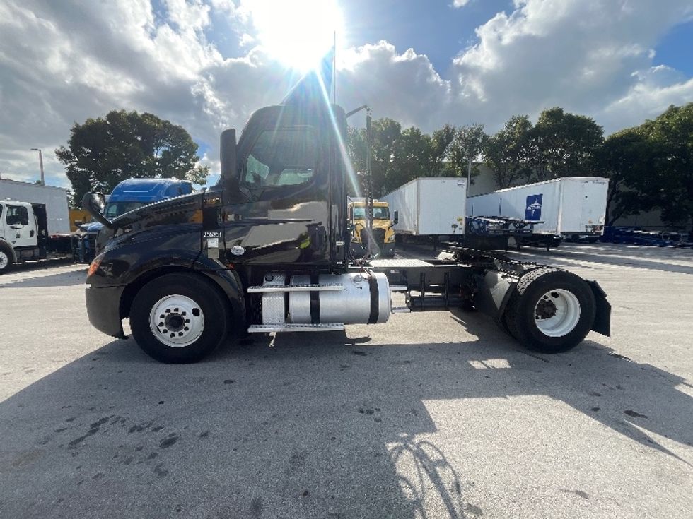 2019 Freightliner Cascadia 126" Day cab photo 4
