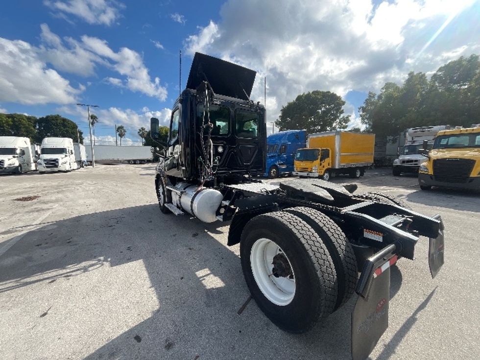 Day Cab Tractor-Heavy Duty Tractors-Freightliner-2019-T12642ST-Medley-FL-265,583\n\t\tmiles-$ 43,250 - Image 5