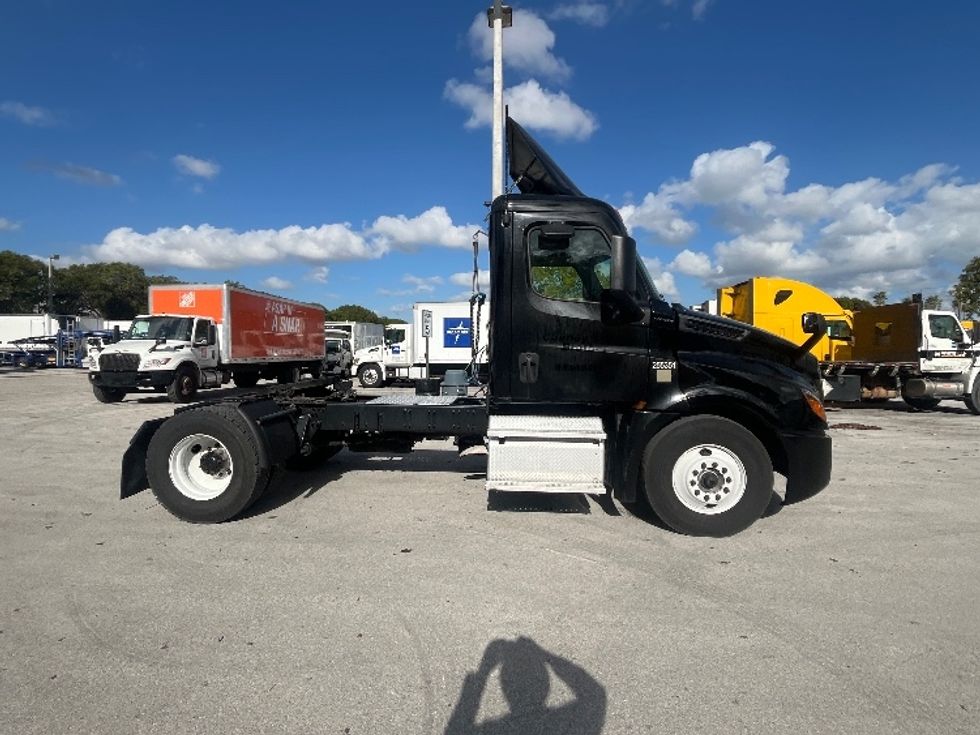 Day Cab Tractor-Heavy Duty Tractors-Freightliner-2019-T12642ST-Medley-FL-265,583\n\t\tmiles-$ 43,250 - Image 8