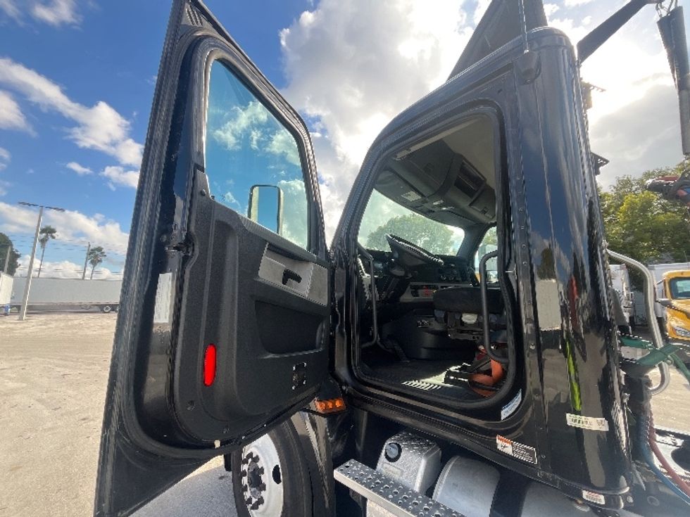 Day Cab Tractor-Heavy Duty Tractors-Freightliner-2019-T12642ST-Medley-FL-265,583\n\t\tmiles-$ 43,250 - Image 9
