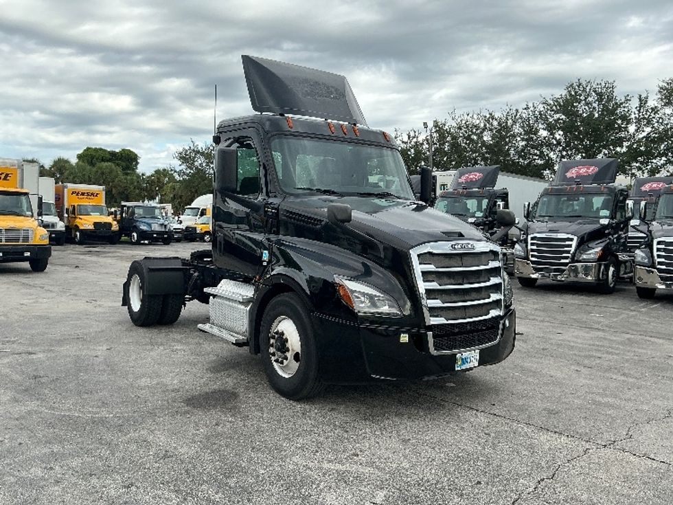Day Cab Tractor-Heavy Duty Tractors-Freightliner-2019-T12642ST-Medley-FL-267,430\n\t\tmiles-$ 46,250 - Image 1