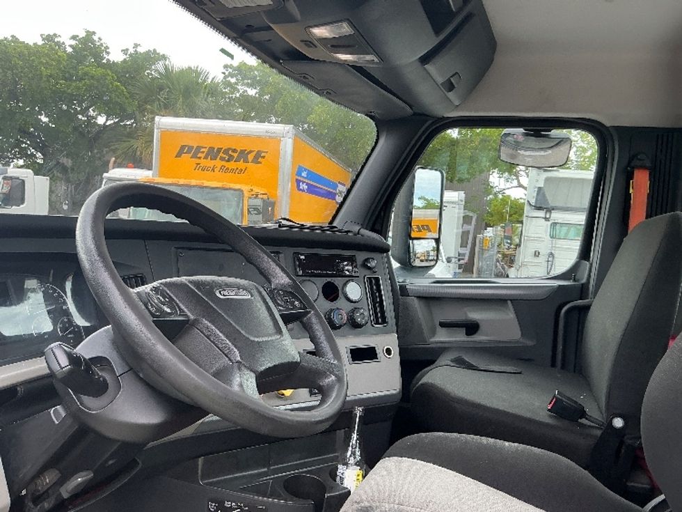 Day Cab Tractor-Heavy Duty Tractors-Freightliner-2019-T12642ST-Medley-FL-267,430\n\t\tmiles-$ 46,250 - Image 10