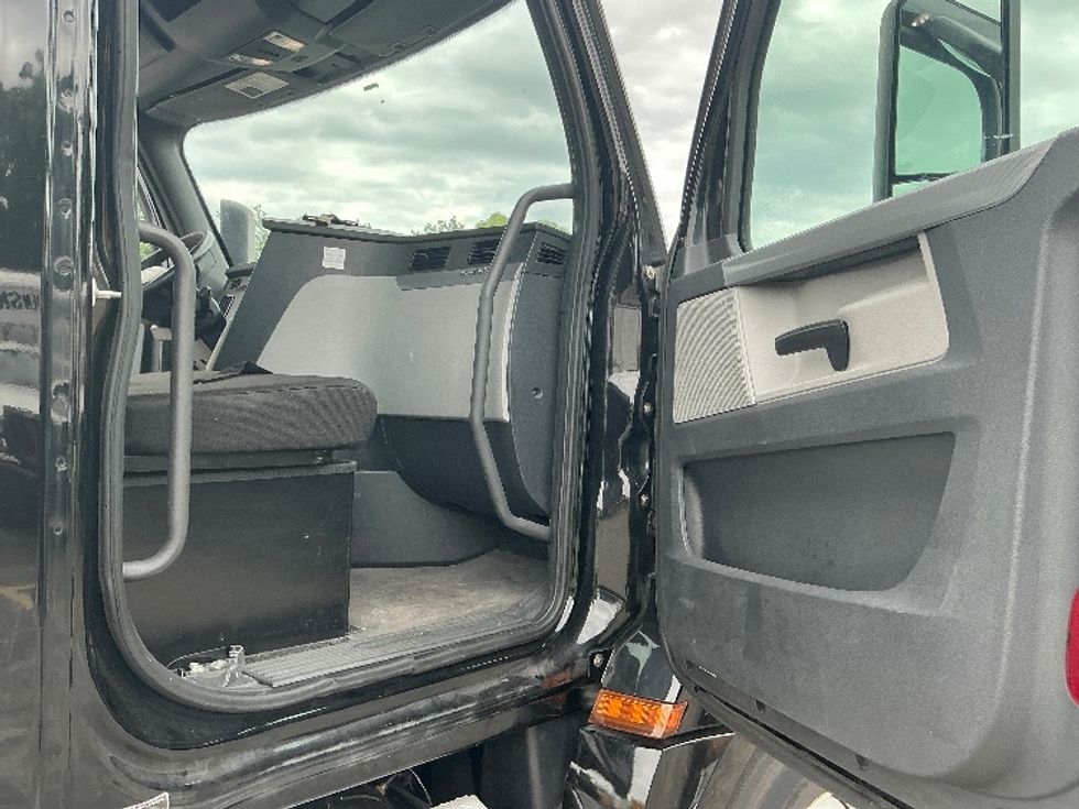 Day Cab Tractor-Heavy Duty Tractors-Freightliner-2019-T12642ST-Medley-FL-267,430\n\t\tmiles-$ 46,250 - Image 12